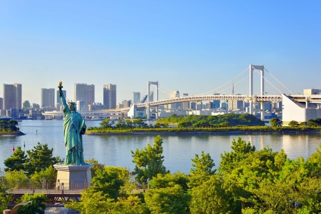 Beautiful view of Rainbow Bridge and Statue of Liberty in Odaiba Tokyo Bay featured in the Tokyo Family Itinerary