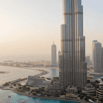 Dubai skyline au bord de mer turquoise