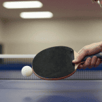 Raquette tennis de table en main