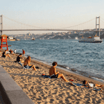 Plage urbaine d'Istanbul au soleil