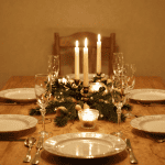 Table de fête de fin d'année décorée à la française avec bougies et guirlandes