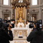 camera pro et equipe en tournage
