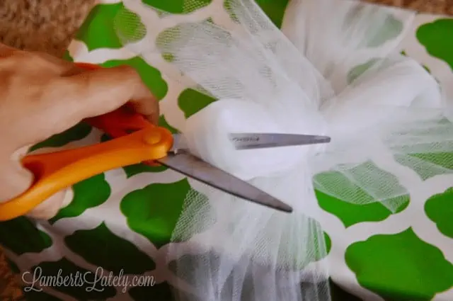 Cutting the loops of the bow