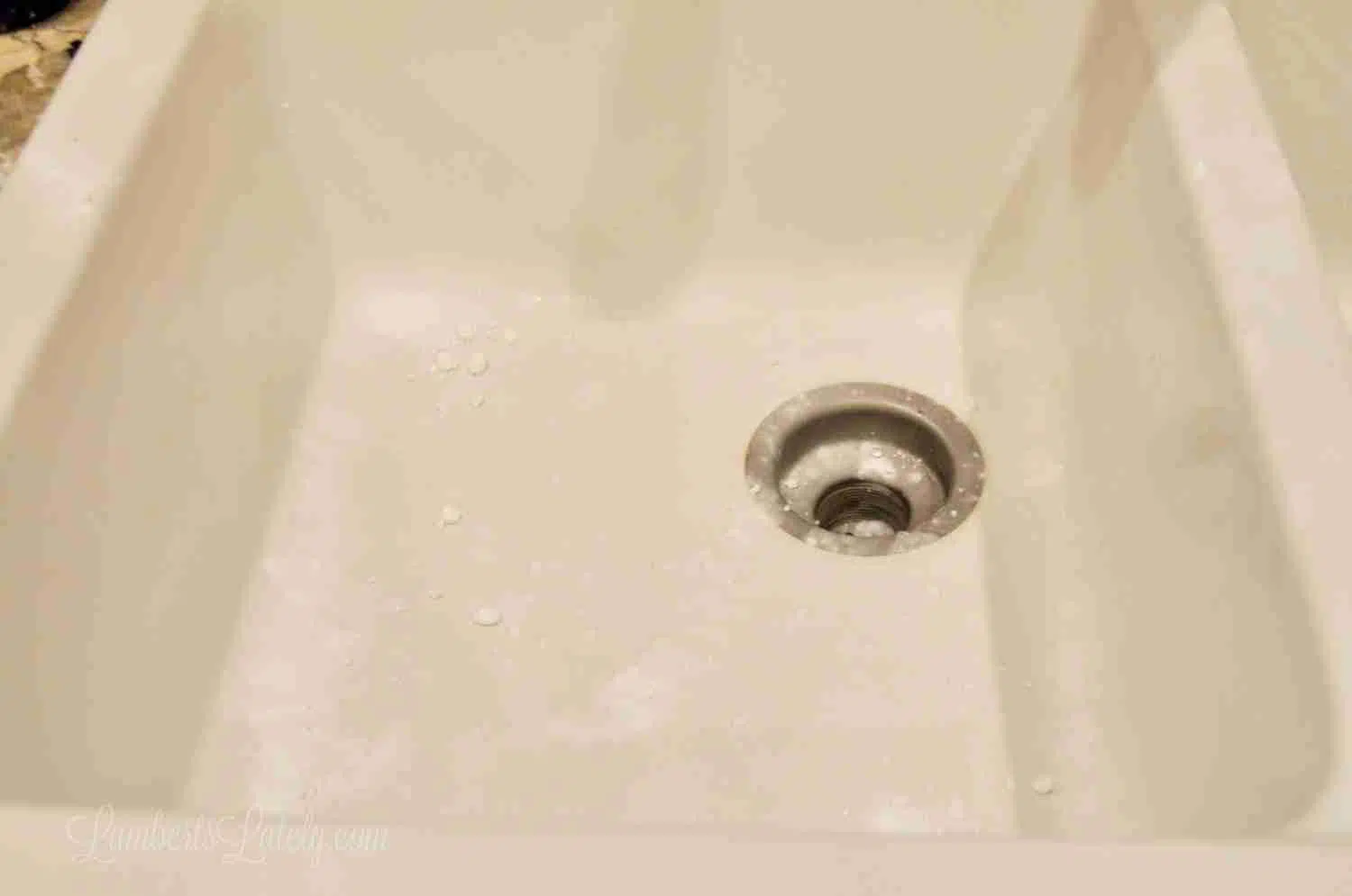  coating sink with baking soda.