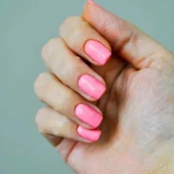 hand with revel nail hottie dip powder.