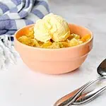crock pot peach cobbler in a bowl.