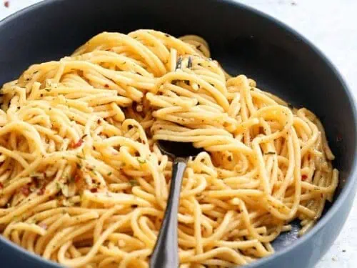 Instant Pot Spaghetti Aglio e Olio in a bowl.