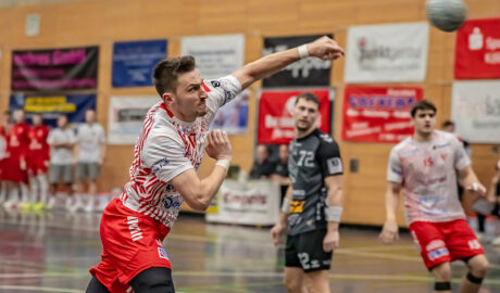 Spieler wirft Handball während eines Spiels in der Lindweiler Turnhalle.