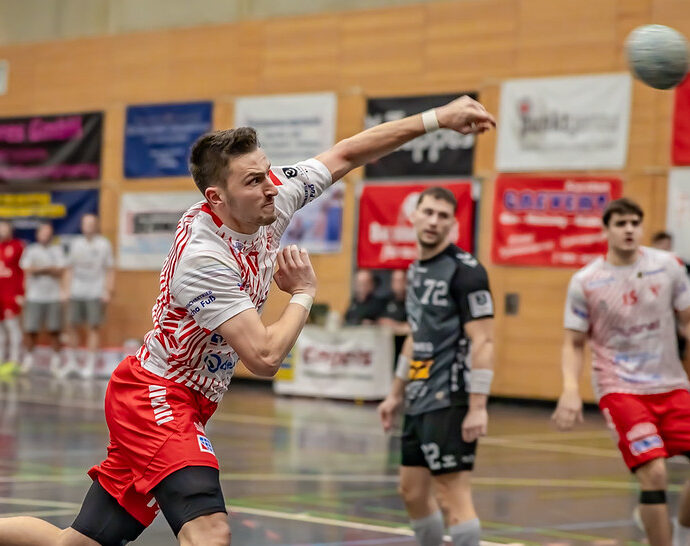 Spieler wirft Handball während eines Spiels in der Lindweiler Turnhalle.