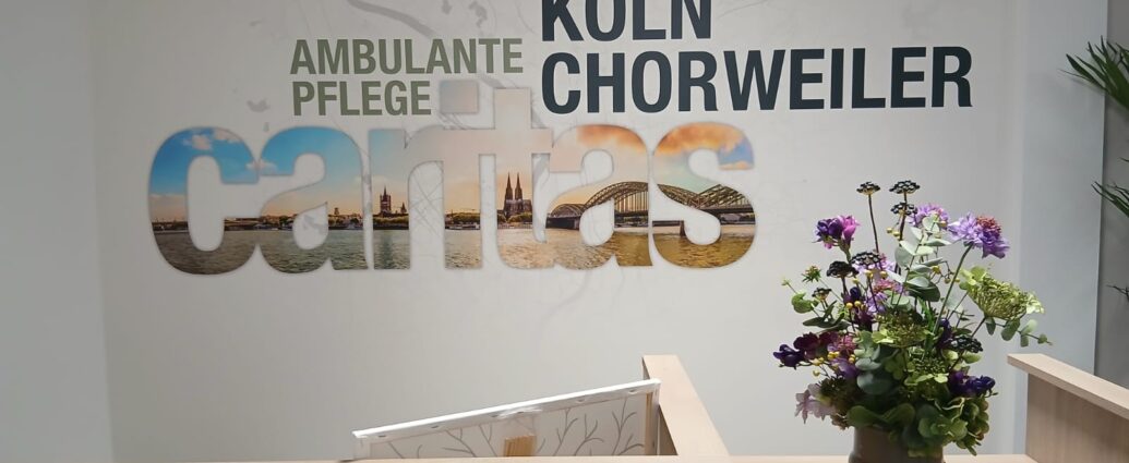 Köln Chorweiler Empfangstresen mit Blumendekoration, moderne Einrichtung und Willkommensatmosphäre im Gesundheits- und Pflegedienst.