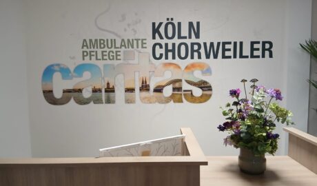 Köln Chorweiler Empfangstresen mit Blumendekoration, moderne Einrichtung und Willkommensatmosphäre im Gesundheits- und Pflegedienst.