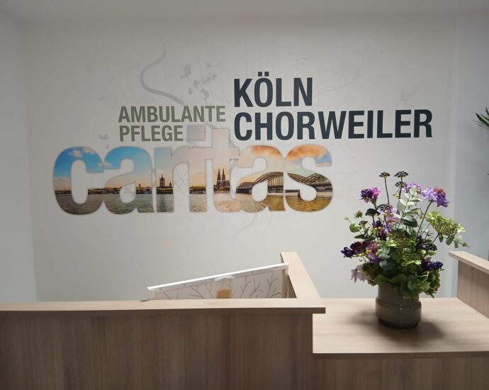 Köln Chorweiler Empfangstresen mit Blumendekoration, moderne Einrichtung und Willkommensatmosphäre im Gesundheits- und Pflegedienst.