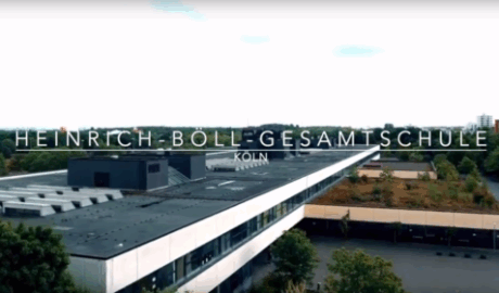 Lindweiler Schulgebäude in Köln, modernes Design, grüne Umgebung, Blick von oben, Bildungszentrum für Schüler in Lindweiler.