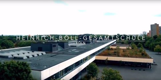 Lindweiler Schulgebäude in Köln, modernes Design, grüne Umgebung, Blick von oben, Bildungszentrum für Schüler in Lindweiler.