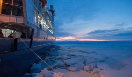 Schiff im Eisfjord bei Sonnenuntergang, Arktis, Lindweiler.