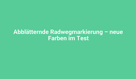 Abblätternde Fahrradmarkierung auf grüner Hintergrundwand, Test der neuen Farben.
