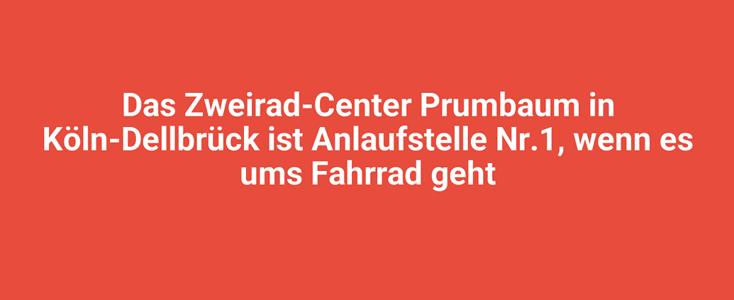 Fahrradfahrer am Zweirad-Center Prumbaum in Köln-Dellbrück, bekannt als Anlaufstelle Nr. 1 für Fahrradbedarf und Reparaturen.