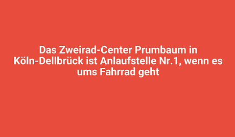 Fahrradfahrer am Zweirad-Center Prumbaum in Köln-Dellbrück, bekannt als Anlaufstelle Nr. 1 für Fahrradbedarf und Reparaturen.