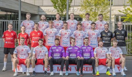 Lindweiler Fußballteam vor dem Vereinsgebäude, alle Spieler in Trikots, zusammen für ein Mannschaftsfoto.