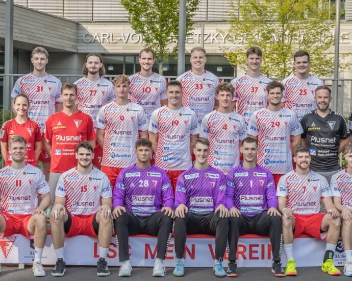 Lindweiler Fußballteam vor dem Vereinsgebäude, alle Spieler in Trikots, zusammen für ein Mannschaftsfoto.