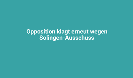 Modernes Bild mit Schriftzug „Opposition klagt erneut wegen Solingen-Ausschuss“ auf türkisem Hintergrund.