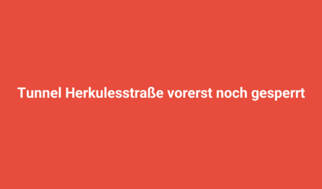 Farbiges Baustellenschild mit dem Hinweis, dass der Tunnel Herkulesstraße vorerst noch gesperrt ist.