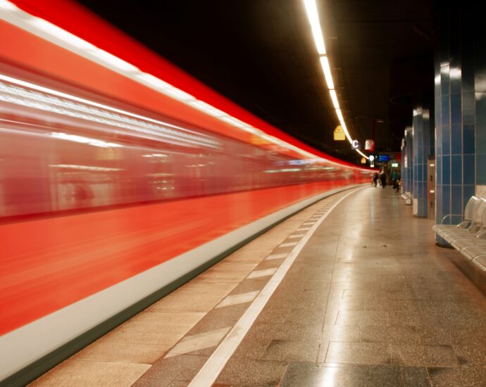 Schneller Zug in einem Berliner U-Bahnhof, Bewegung und dynamisches Stadtbild, Nahaufnahme, Innenraum, Bahnreisen, Public Transportation, Berlin.