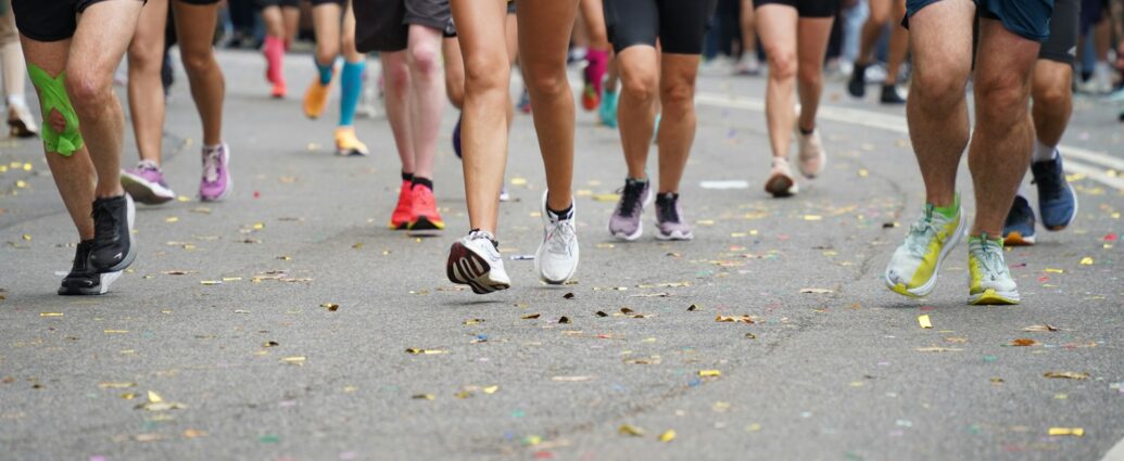 Menschen beim Straßen-Marathon in Lindweiler, Laufveranstaltung, Sportveranstaltung, Teilnehmer, Laufstrecke, sportliche Aktivitäten, gemeinschaftlicher Wettkampf, Stadtlauf, Outdoor-Sport, Freizeitaktivität.