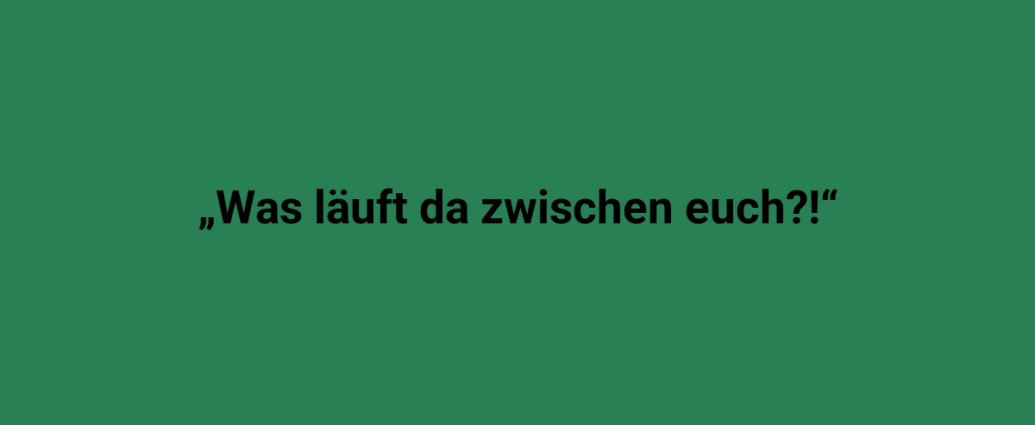 Gruppen von Menschen, die draußen gemeinsam Spaß haben, beim Spielen, Lachen und Genießen der Natur.