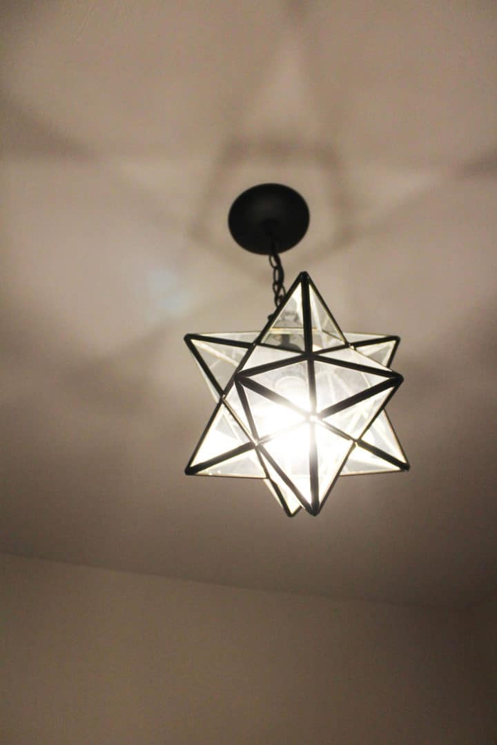 Pendant light fixture with geometric star design, ideal for contemporary home decor.