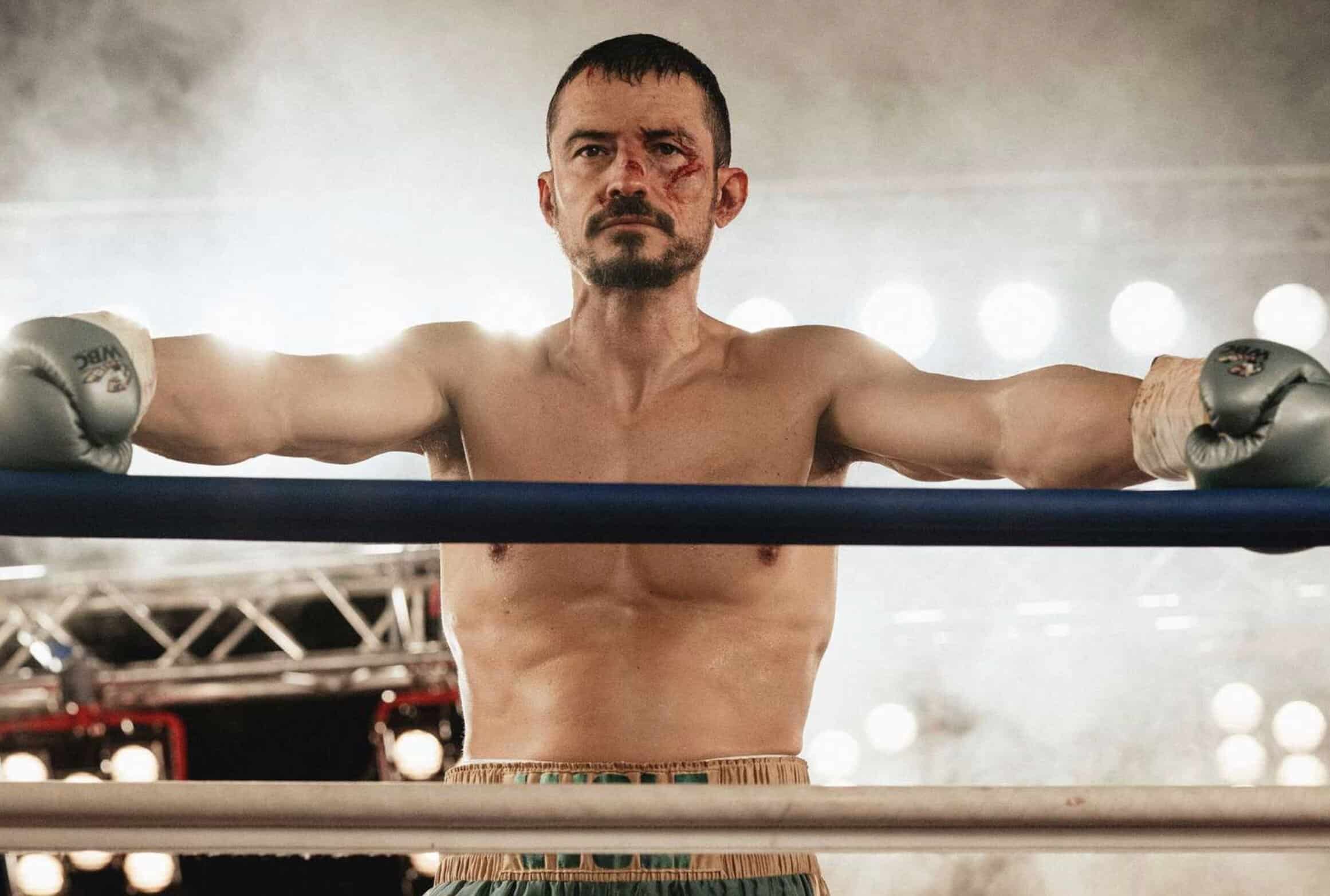 Kampsportutövare med blodigt ansikte och boxningshandskar i en boxningsring under träning.