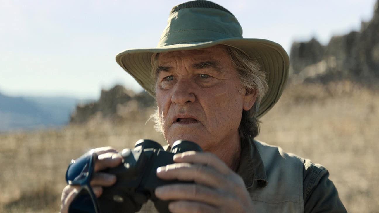 Golfväst, solhatt och kikare i naturen.