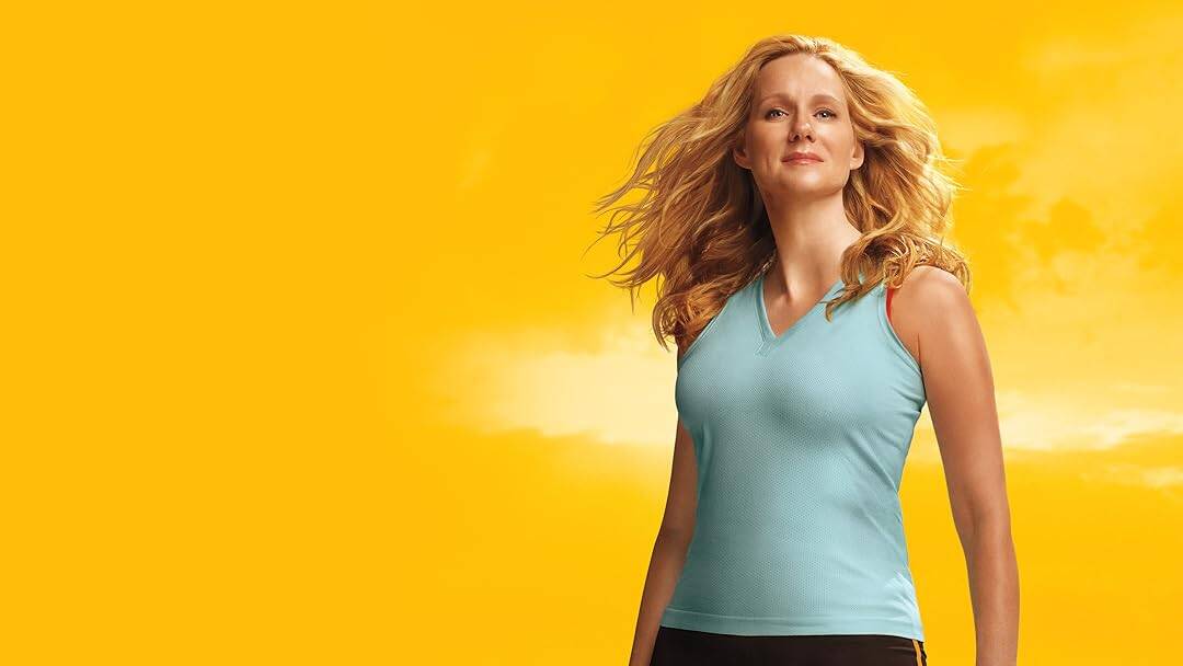 Ljusblå sporttop för kvinnor mot en gul bakgrund, idealisk för träning och fitness.