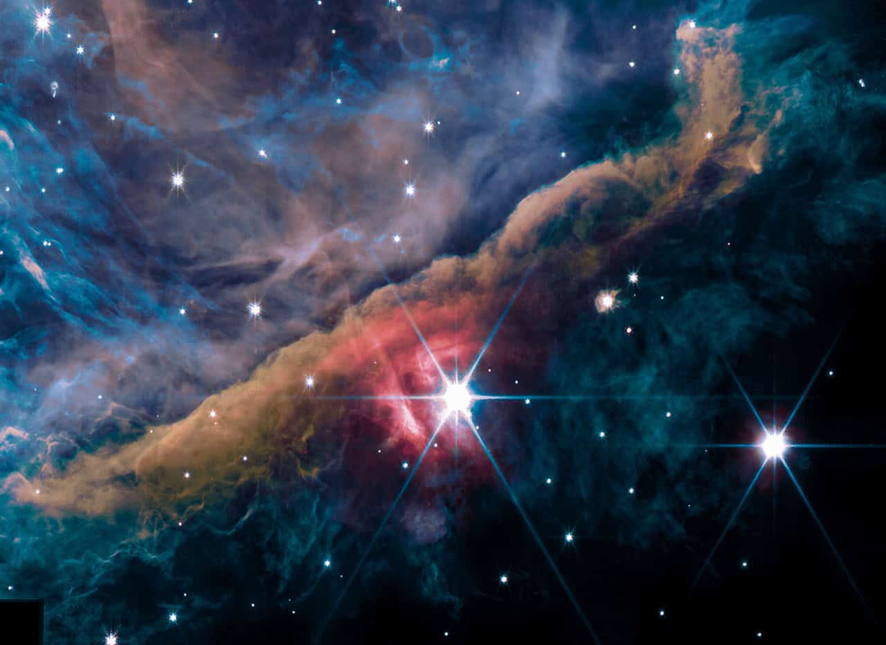 Unik bild av universum med ljusstarka stjärnor och färgstarka gasmoln, perfekt för att förbättra SEO för Macken butiken och relaterade produkter eller tjänster.