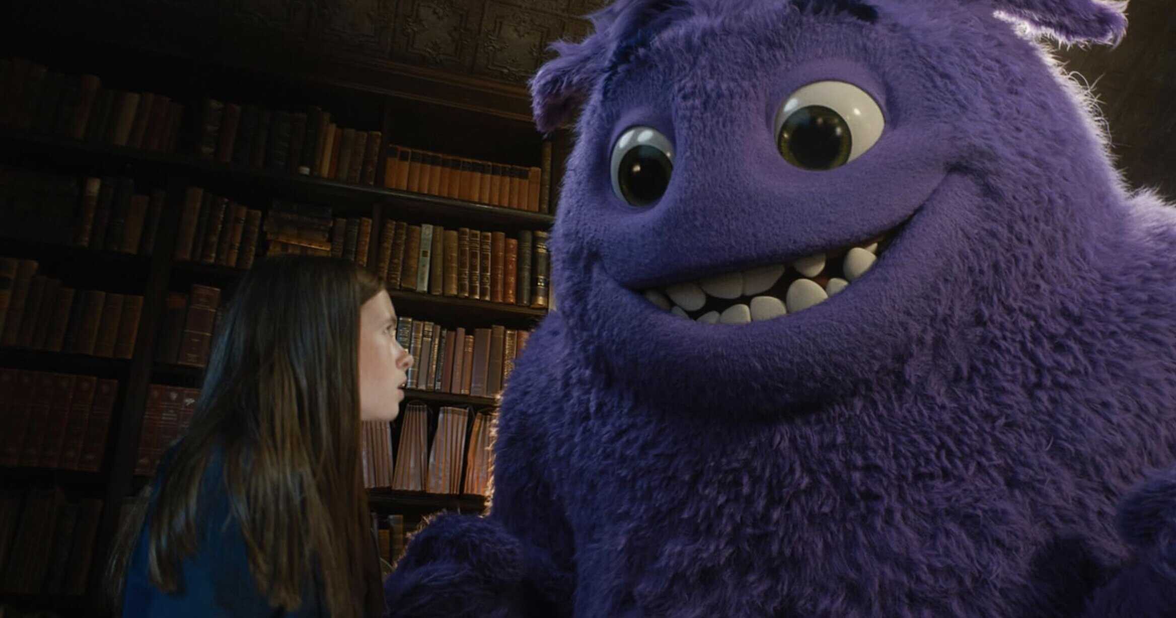 Färgglad och vänlig monstermodel i biblioteksmiljö, perfekt för nostalgiska och lekfulla sammanhang, idealisk för barnprodukter och underhållning.