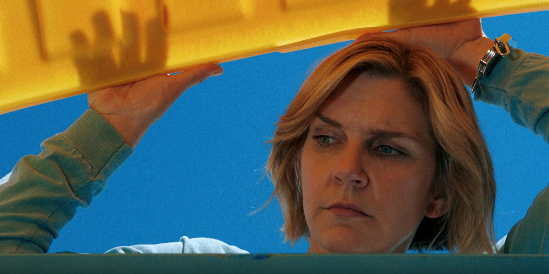 Detaljerad bild av kvinna som tittar in i lagerhylla med fokus på högkvalitativ service. Prioriterar kundnöjdhet med brett utbud av varor i modern miljö.