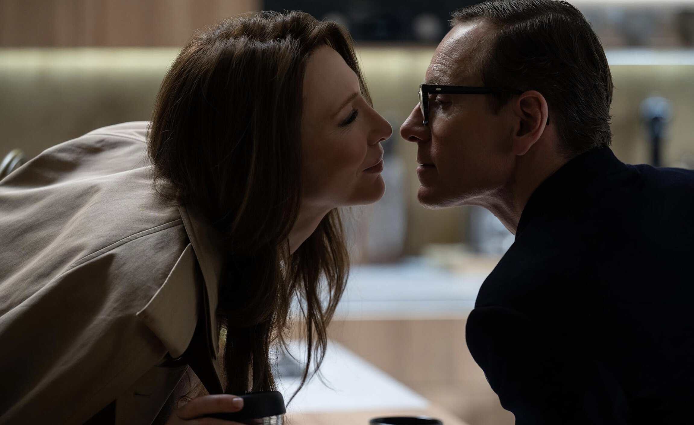 Romantiskt ögonblick mellan två personer på Magasin MACKEN, där kärlek och intimitet står i fokus, perfekt för att lyfta varumärket och dess inbjudande atmosfär.