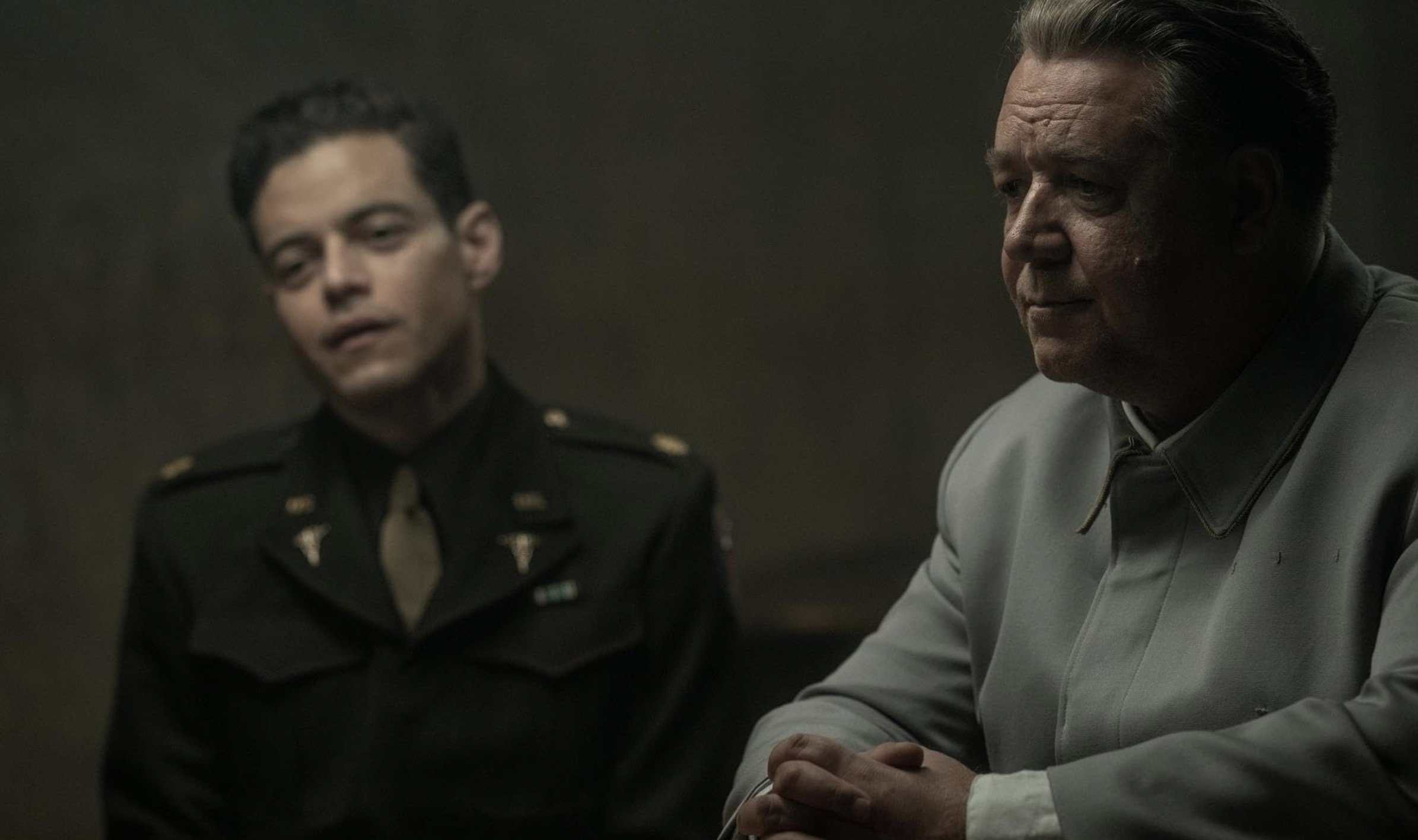 Svensk militäruniform, film, drama, spänning, uniform, officerkraft, uniformsklädsel, filmroll, karaktär, drama-scen, militärutrustning, manliga skådespelare, filmproduktion, filmstjärnor, berättelse, sceneri, intense.".