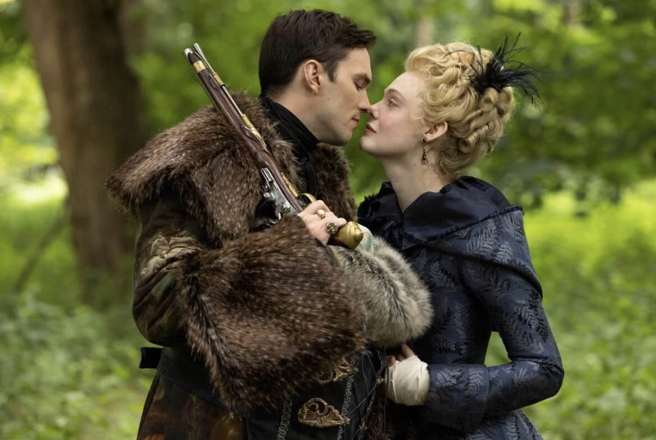 1. Romantiskt par i historisk kostym står nära varandra i en skog, klädda i eleganta 1700-talskläder, med en historisk atmosfär och grön skog i bakgrunden.