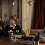 Lyxigt restaurangbesök med familj, serveringspersonal serverar mat, tre personer i trevligt samtal, varm och mysig atmosfär, skandinavisk restaurang, familjevänligt matställe, uteservering, fika, barnvänligt, familjefest, god mat, restaurang i Sverige.