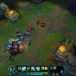 1. Alt-text: Bild av spelets champion Mindtaker i League of Legends som slåss mot fiendens minions och turrets i ett grönskande skogsmiljö.