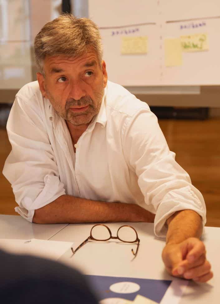 En af Mannaz Konsulenter til en af Mannaz HR uddannelser (Human Resource). I Baggrunden er der en tavle med post-its på.