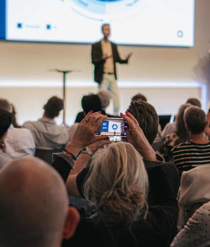 Mannaz og IDA præsenterer årets lederkonference AI og ledelse – Mennesket først