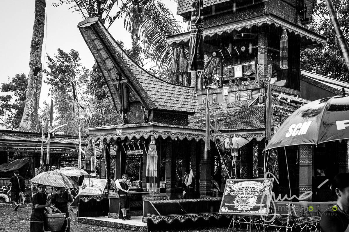 Qui sopra la casa temporanea costruita per ospitare la defunta