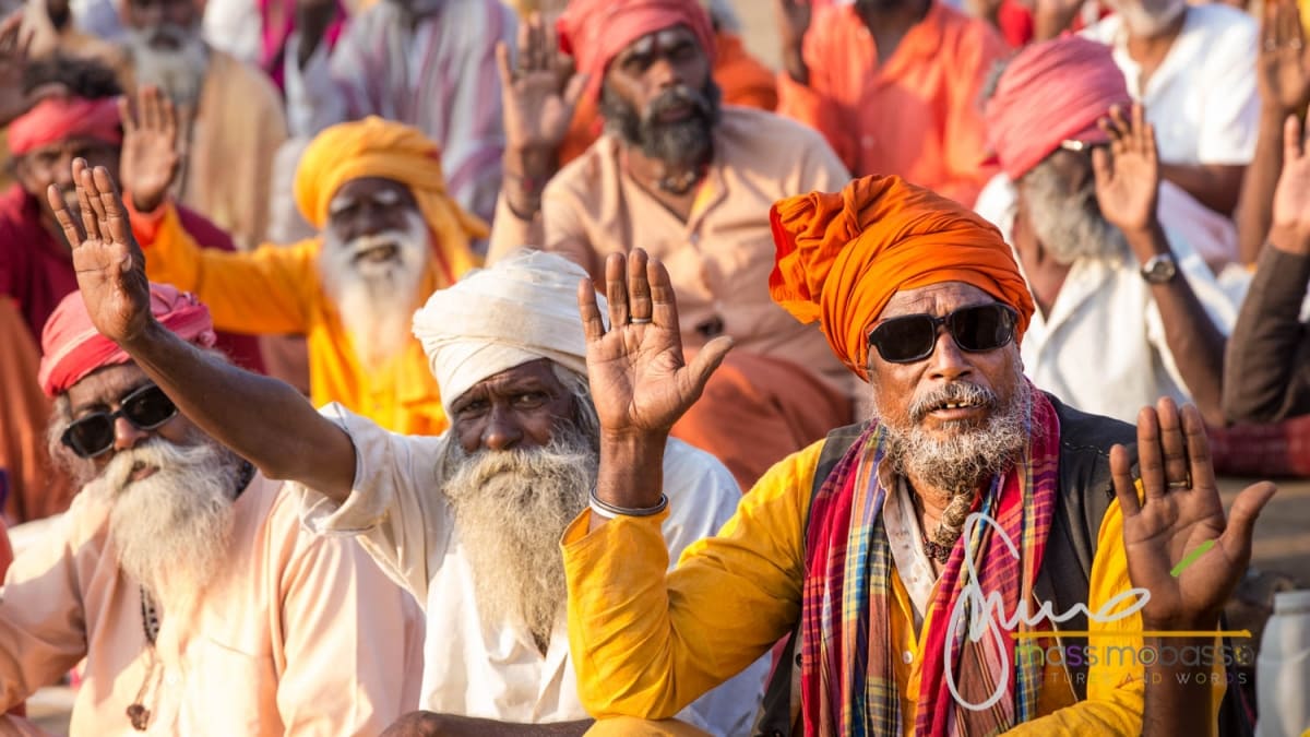 Sadhu in preghiera all'esterno del tempio dedicato a Rukhmini, moglie del Signore Krishna a Dwarka - Gujarat