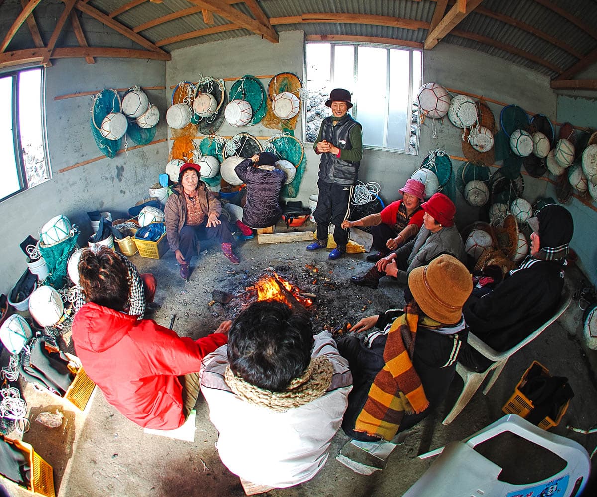 Haenyeo mentre si preparano per l'immersione nei moderni spogliatoi, fotografia per cortese concessione Jeju Haenyeo Museum