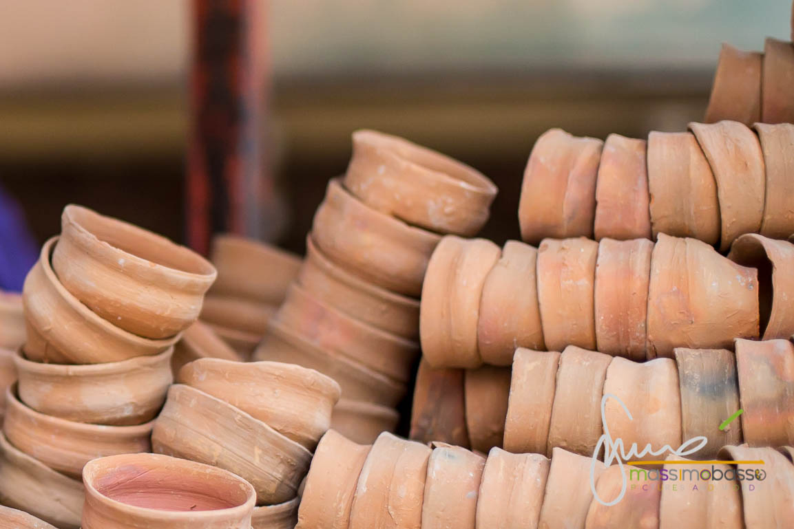 Ciotole di terracotta per il te Masala Chai a Calcutta