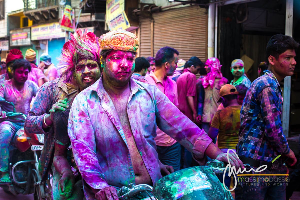 Mathura durante le celebrazioni di Holi, la festa dei colori