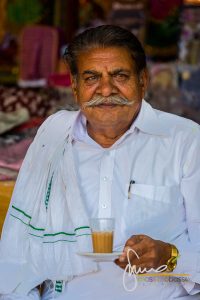 Te masala chai offerto in occasione di una visita a Bet Dwarka