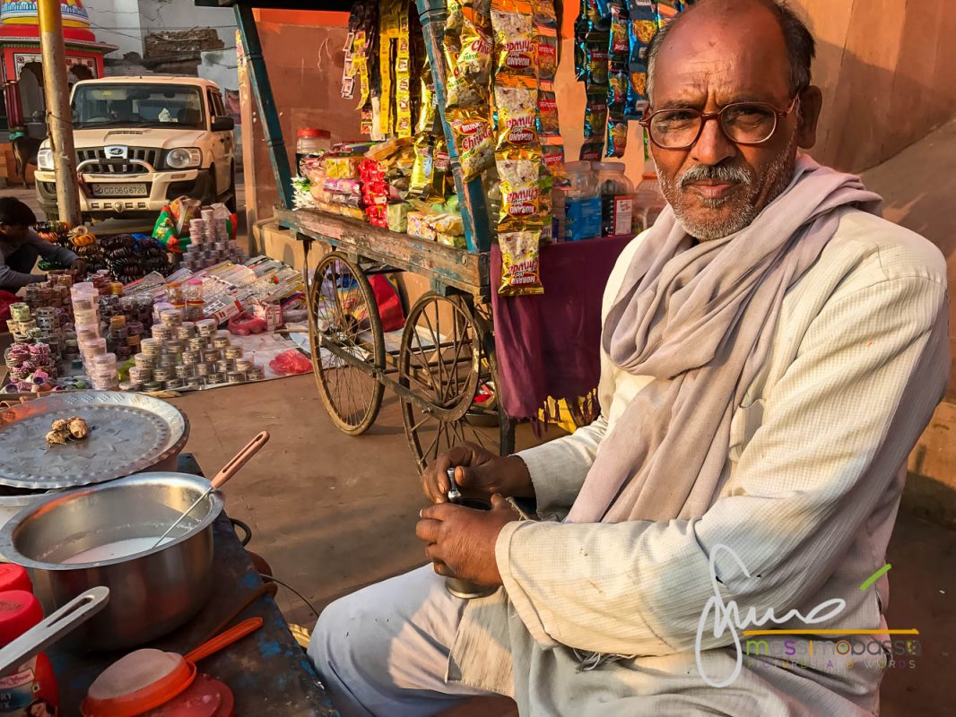 Uomo alla bancarella del Te Masala Chai Chitrakoot